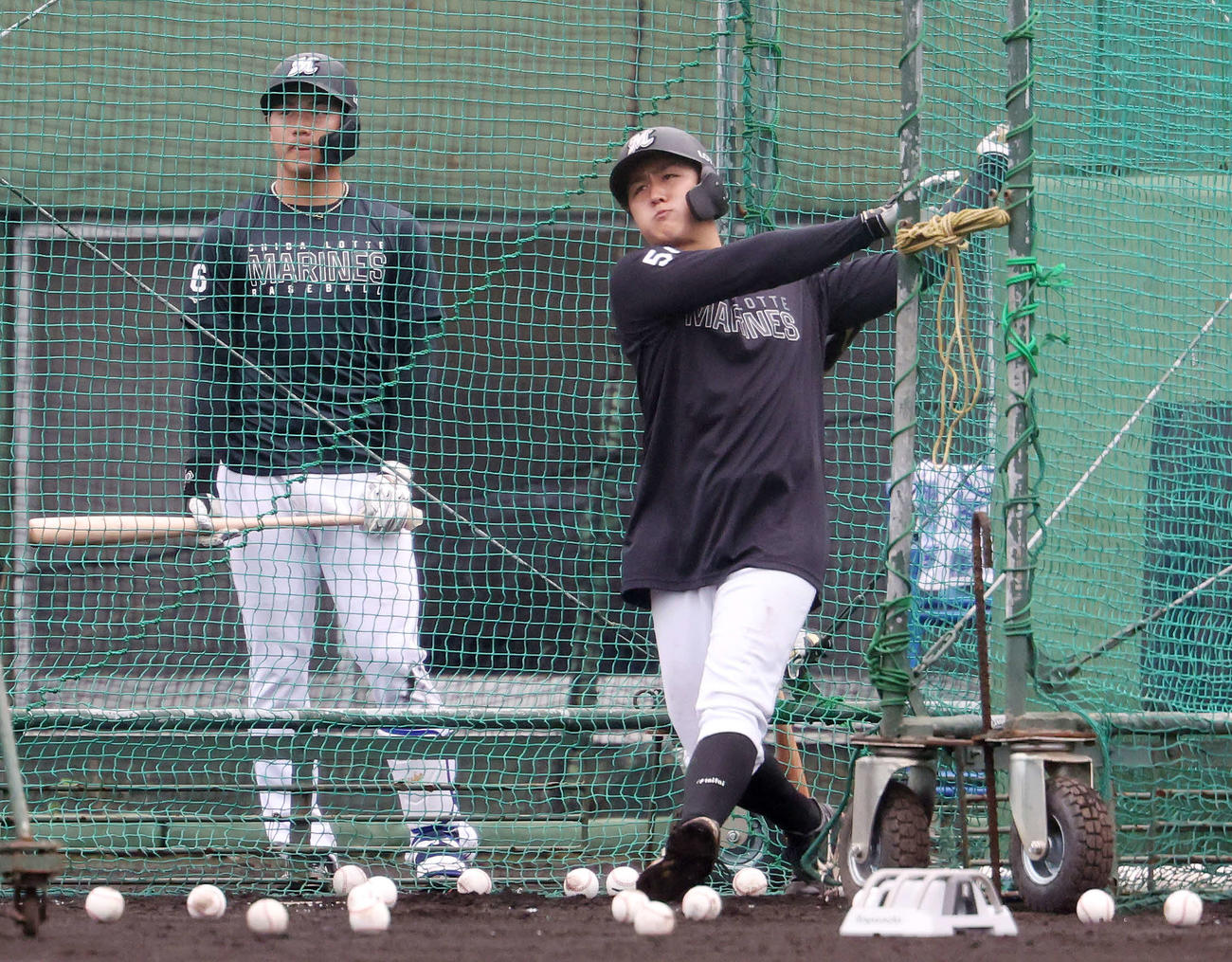 ロッテ西川（左）が見つめる中、フリー打撃する山口（撮影・宮地輝）