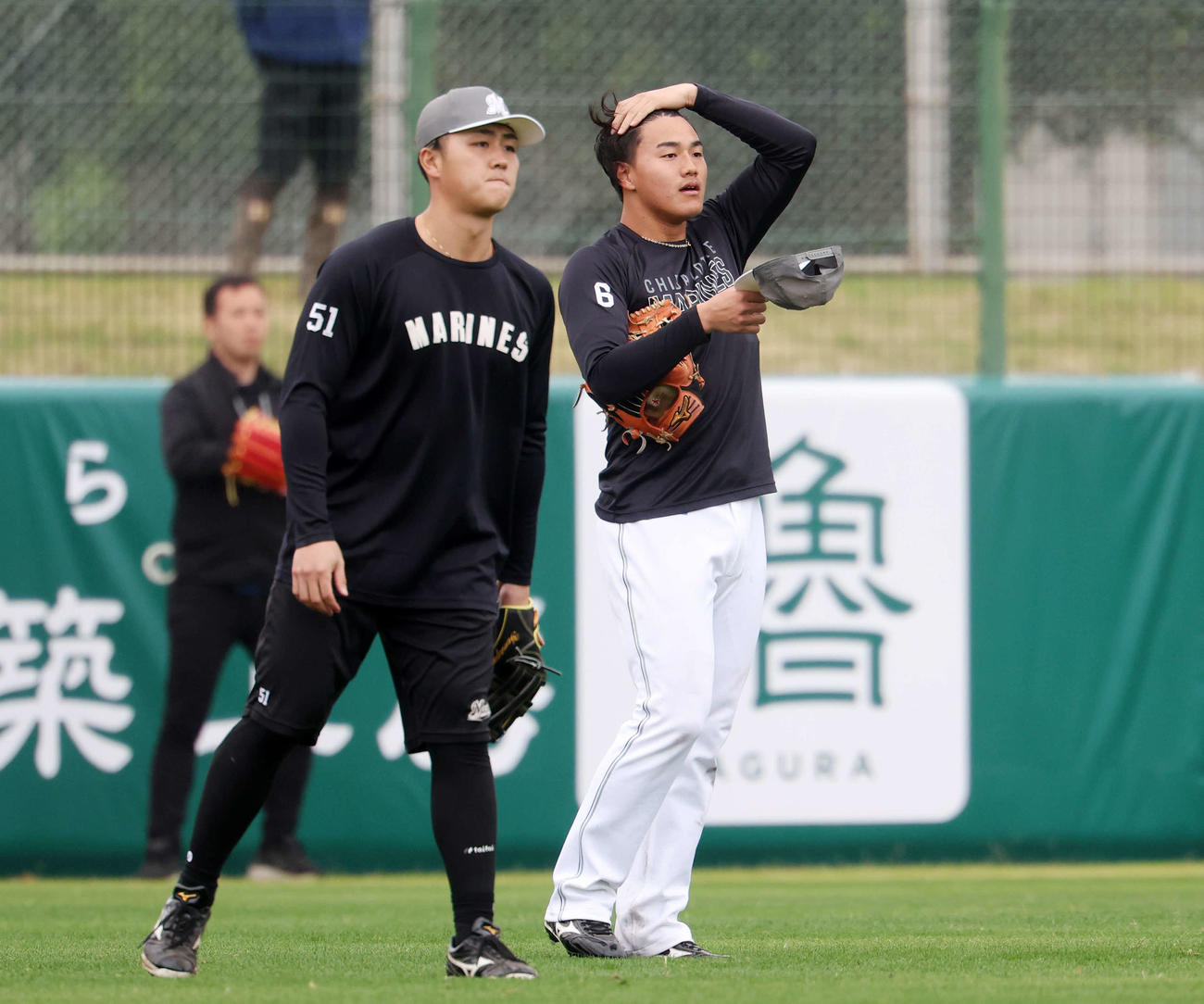 外野で打球を受けるロッテ山口（左）と西川（撮影・宮地輝）
