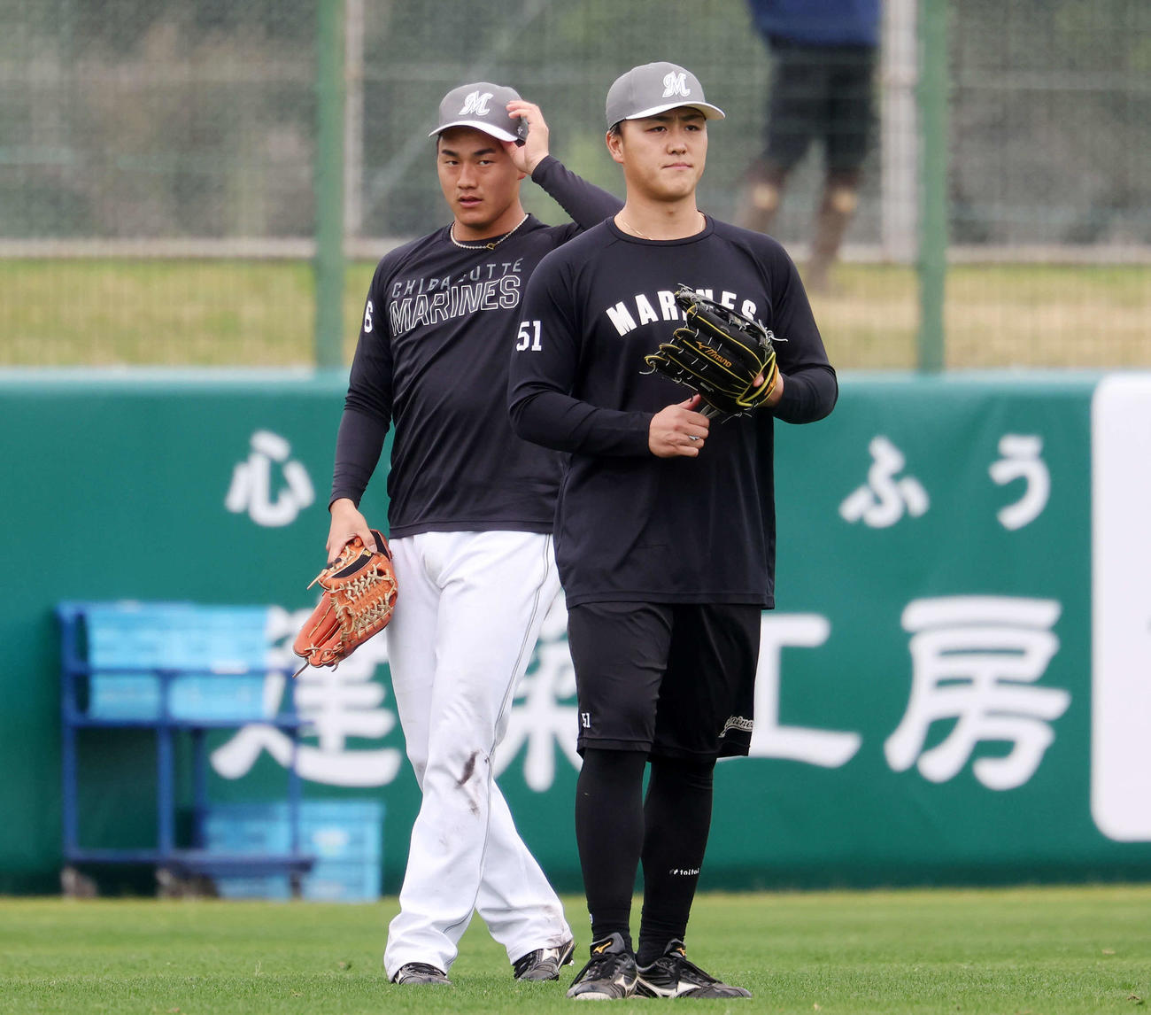 外野で打球を受けるロッテ西川（左）と山口（撮影・宮地輝）