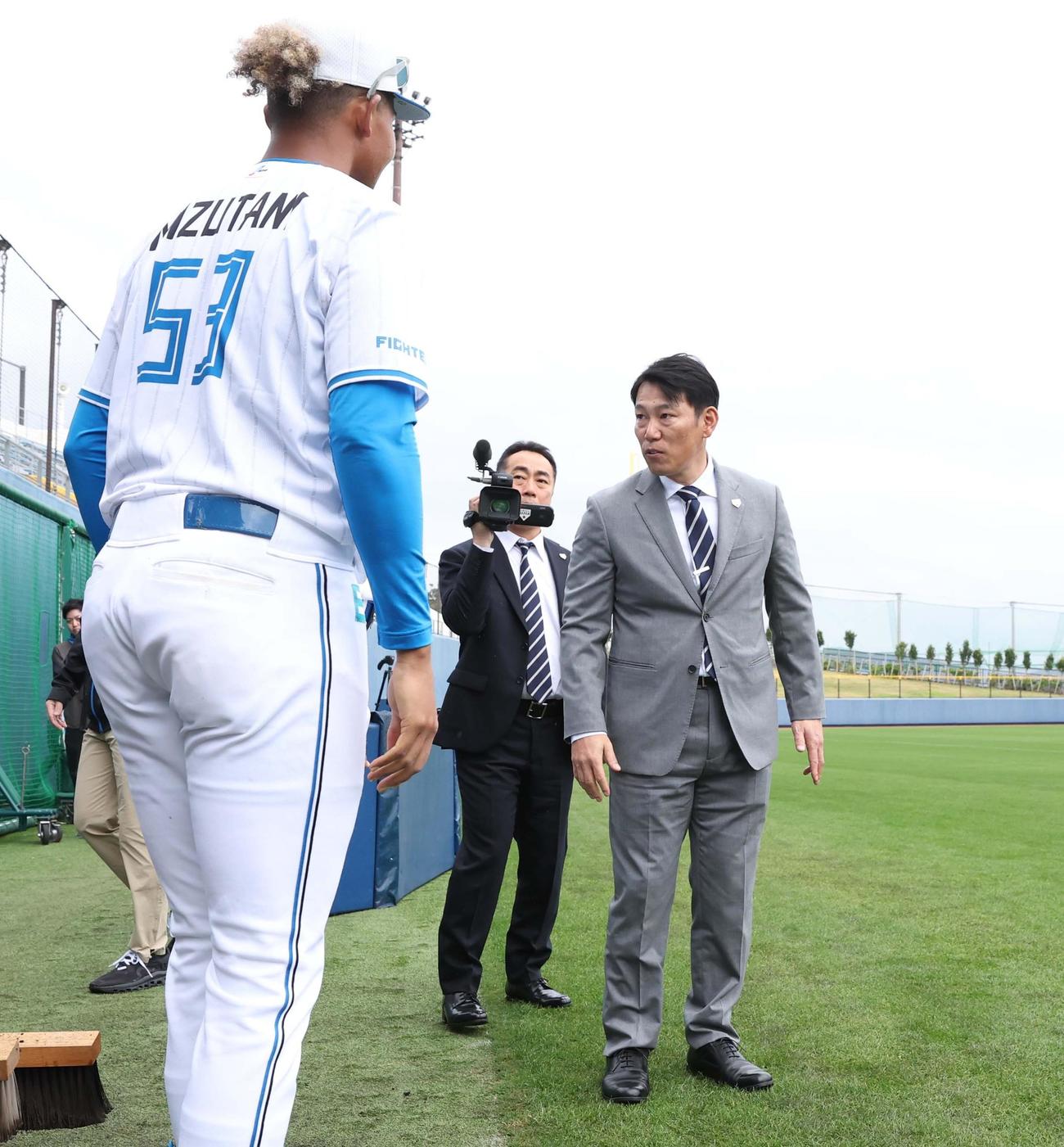 視察に訪れた侍ジャパン井端監督にあいさつする水谷（撮影・黒川智章）