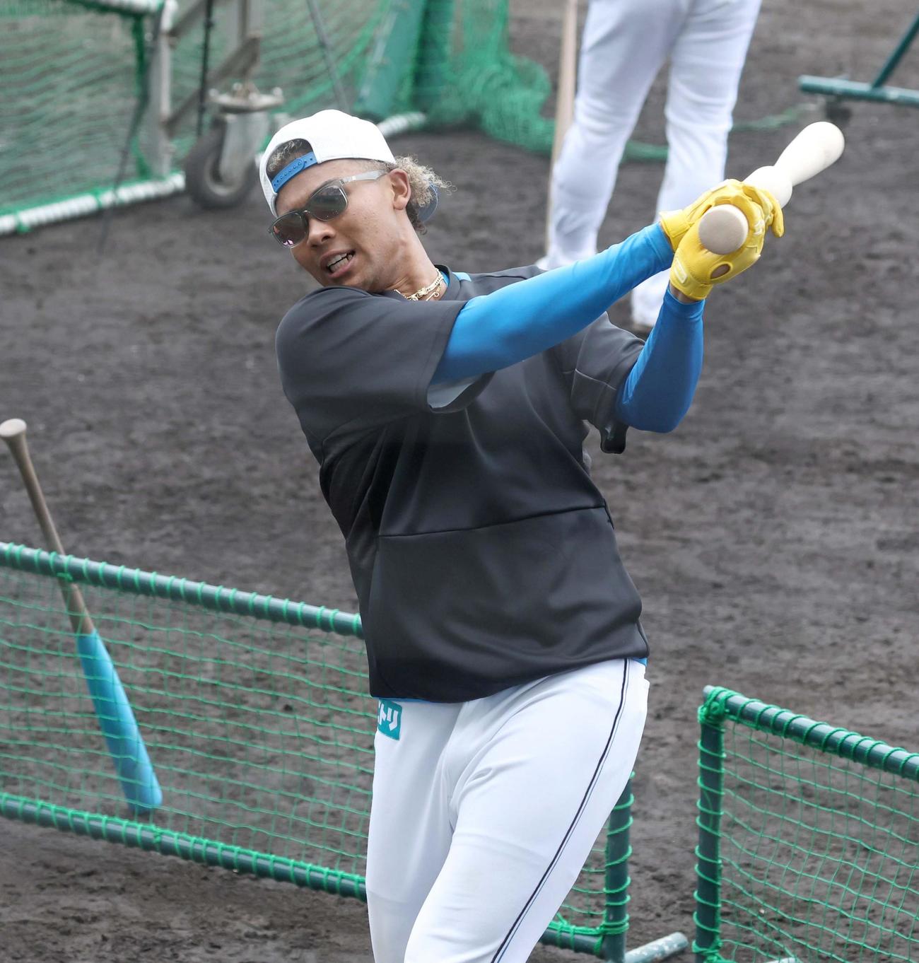 ティー打撃する日本ハム水谷（撮影・黒川智章）