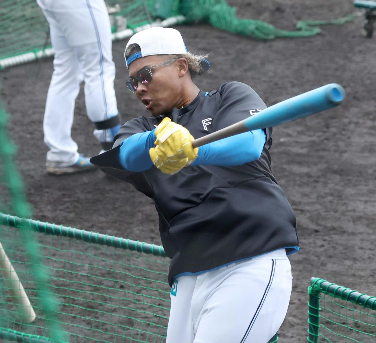 ティー打撃する日本ハム水谷（撮影・黒川智章）