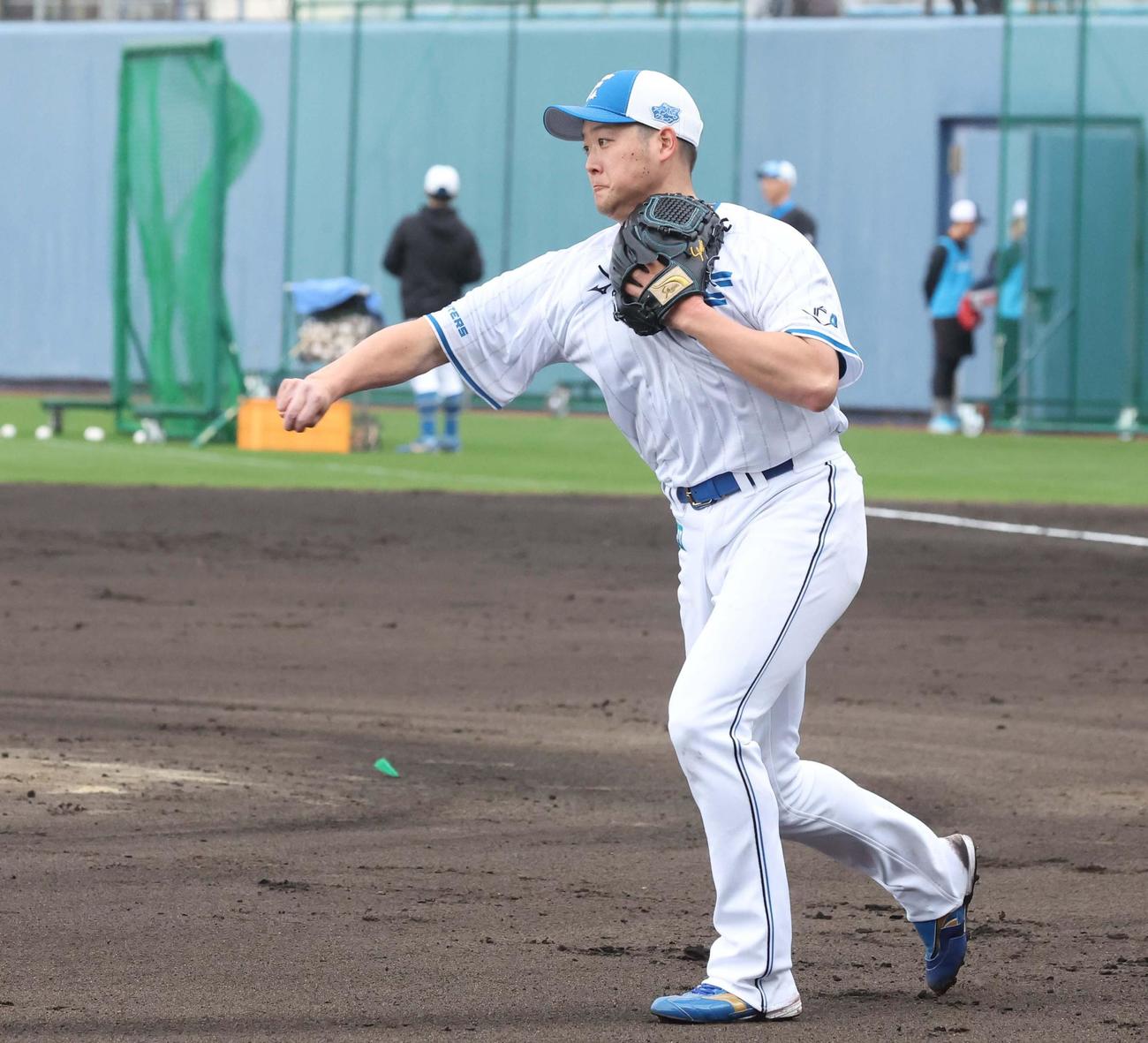 フィールディング練習する日本ハム斎藤（撮影・黒川智章）