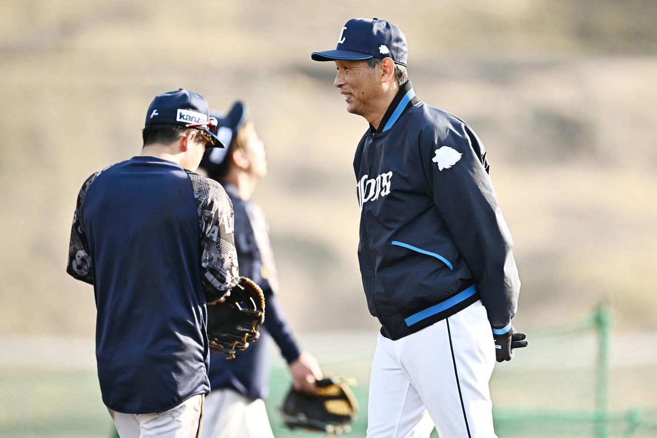 特守する選手を見守る西武西口監督（右）（撮影・滝沢徹郎）