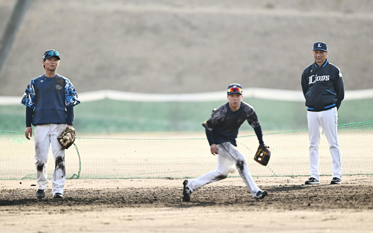 特守する選手を見守る西武西口監督（右）（撮影・滝沢徹郎）