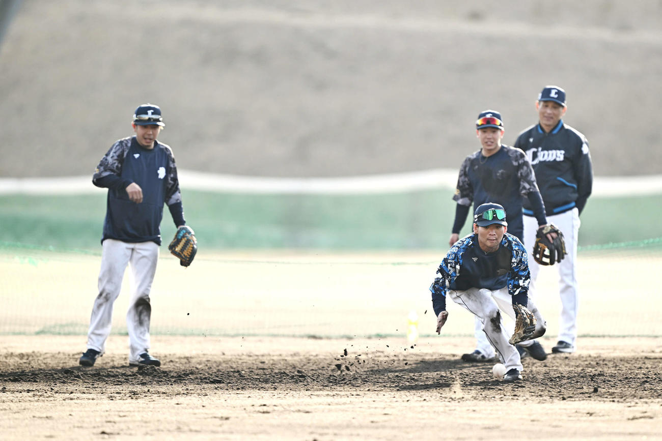 特守する西武仲田（手前）。後方左から児玉、滝沢、西口監督（撮影・滝沢徹郎）