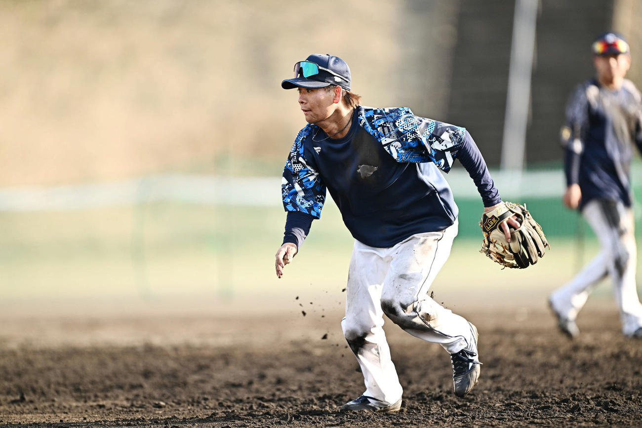 特守する西武仲田（撮影・滝沢徹郎）