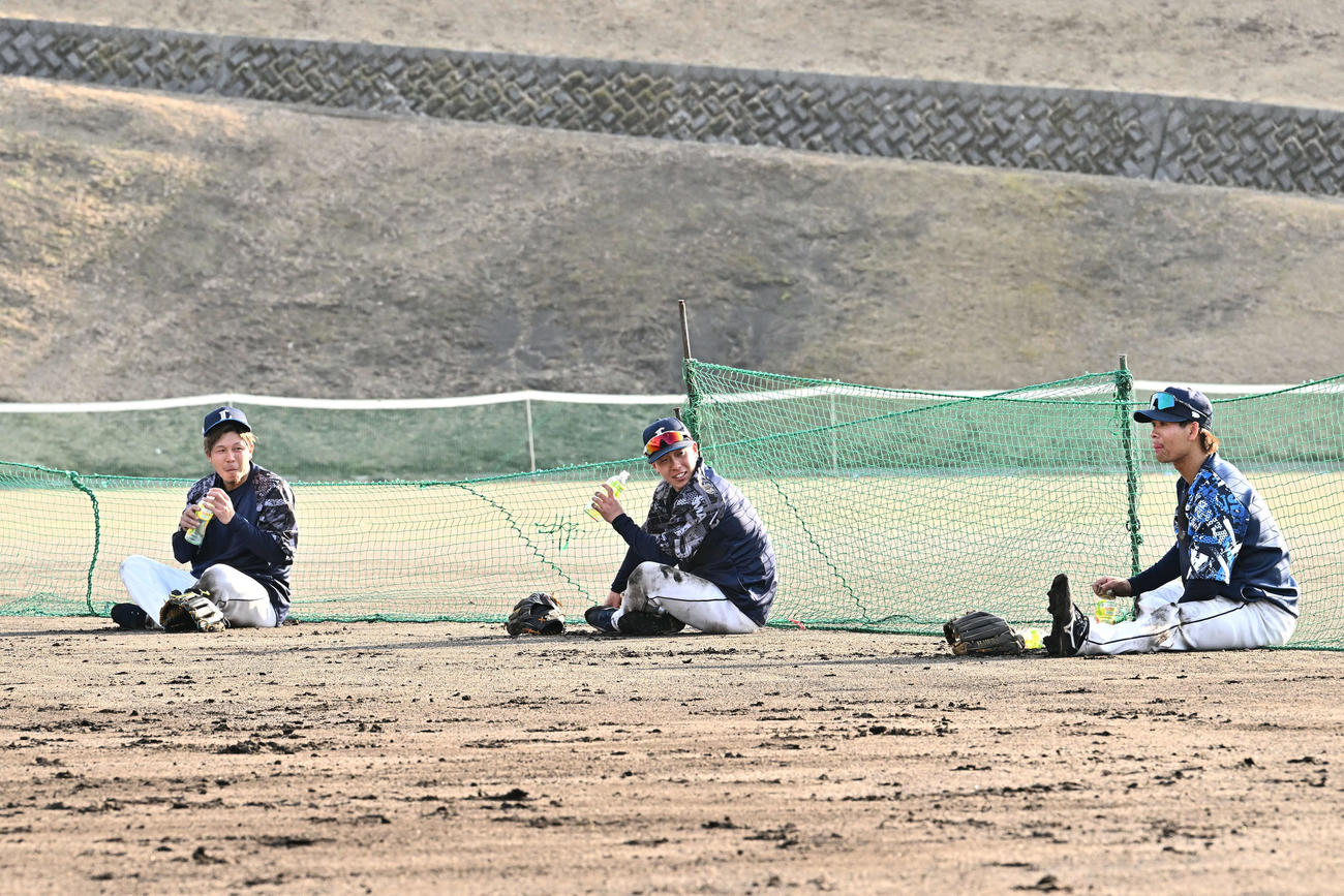 特守を終え水分補給をする西武の、左から児玉、滝沢、仲田（撮影・滝沢徹郎）