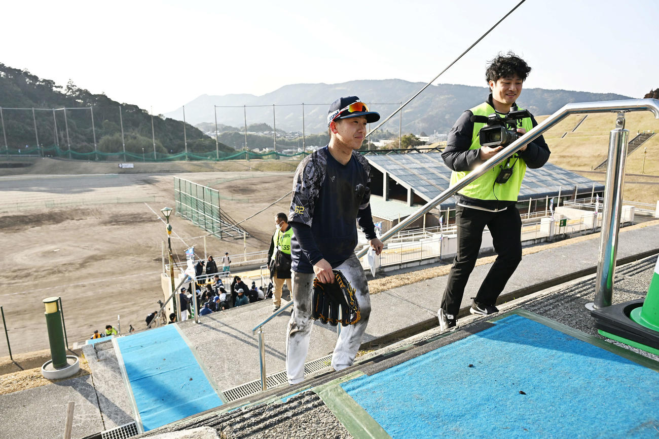 特守を終えた西武滝沢は階段を上がり引き揚げる（撮影・滝沢徹郎）