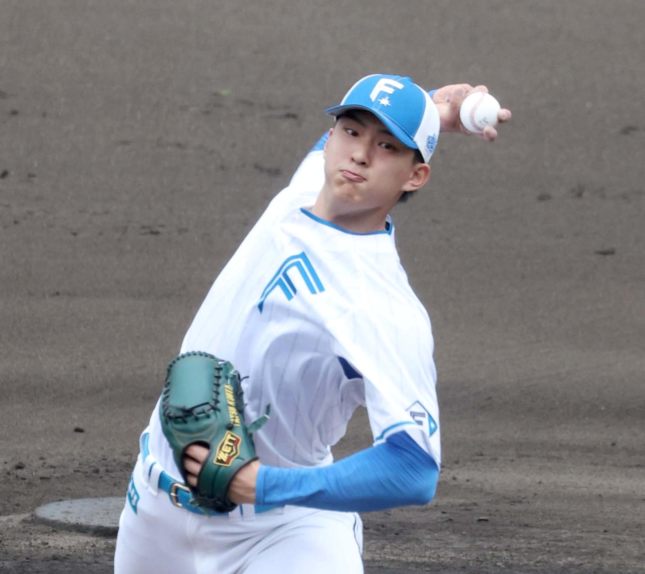 打者を相手に投球する日本ハム達（撮影・黒川智章）