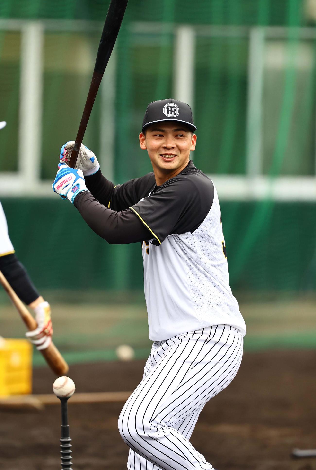 笑顔を見せながら打撃練習をする井上（撮影・上田博志）