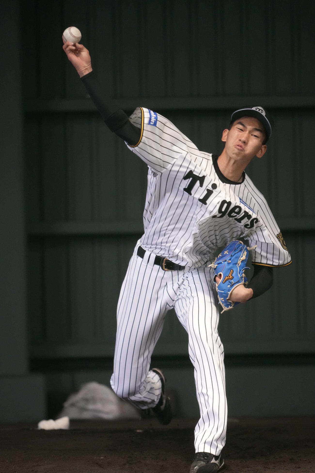 ブルペン投球を行った今朝丸