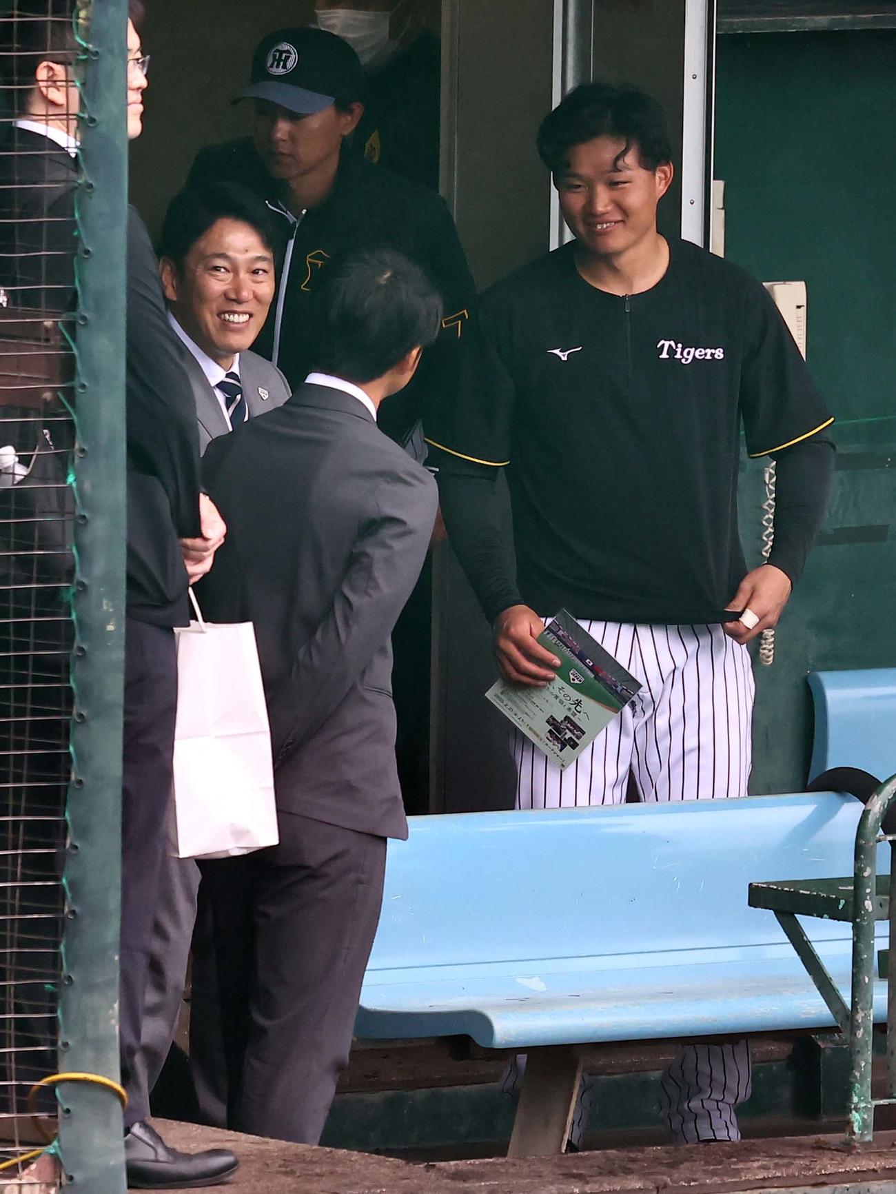 侍ジャパン井端監督（左）と談笑する森下（撮影・上田博志）