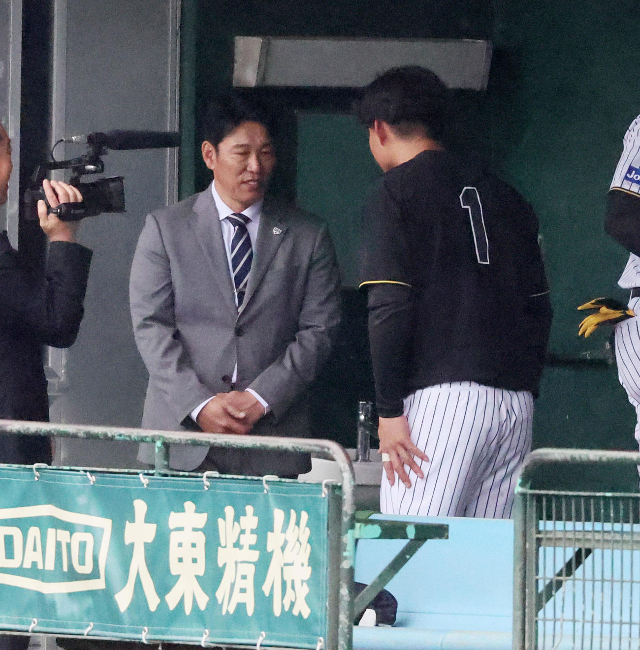 森下（右）からあいさつをうける侍ジャパンの井端監督（撮影・加藤哉）