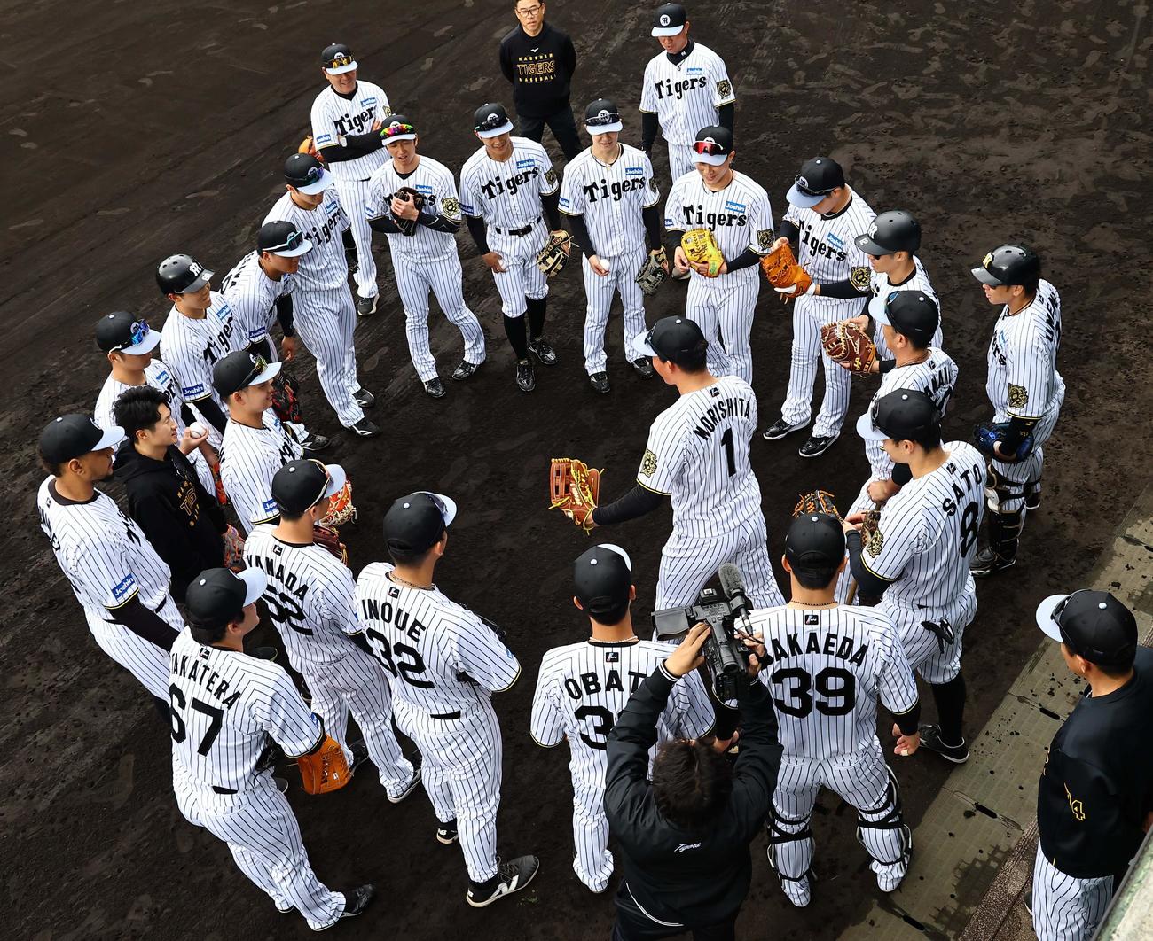 森下は円陣の中心で声出しをする（撮影・上田博志）