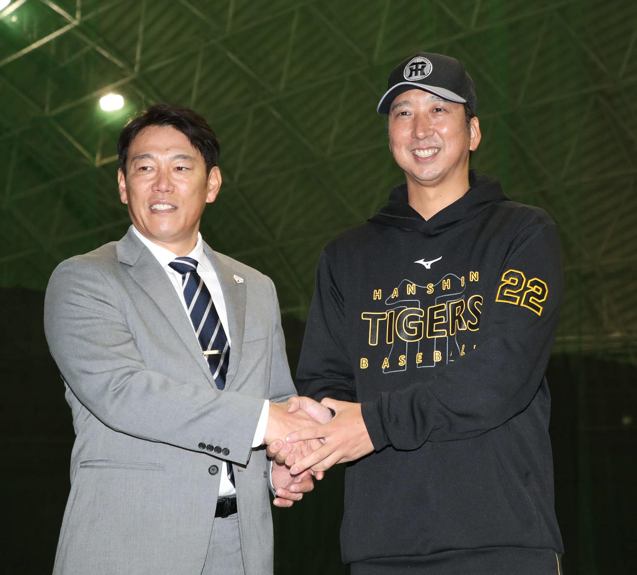 阪神キャンプを訪れた侍ジャパンの井端監督（左）と握手する藤川監督（撮影・加藤哉）
