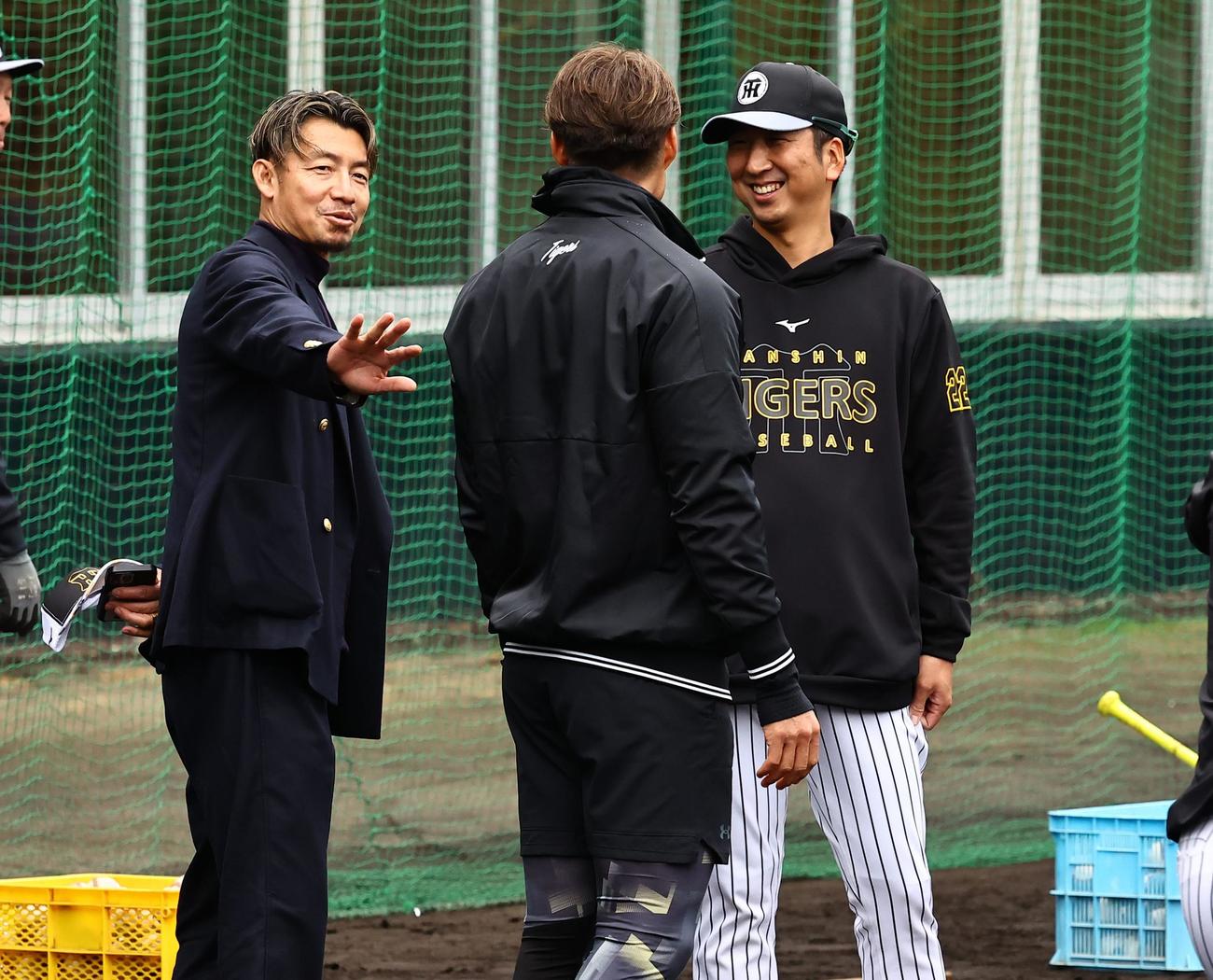 本紙評論家の鳥谷氏（左）は糸井氏（中央）藤川監督と談笑する（撮影・上田博志）