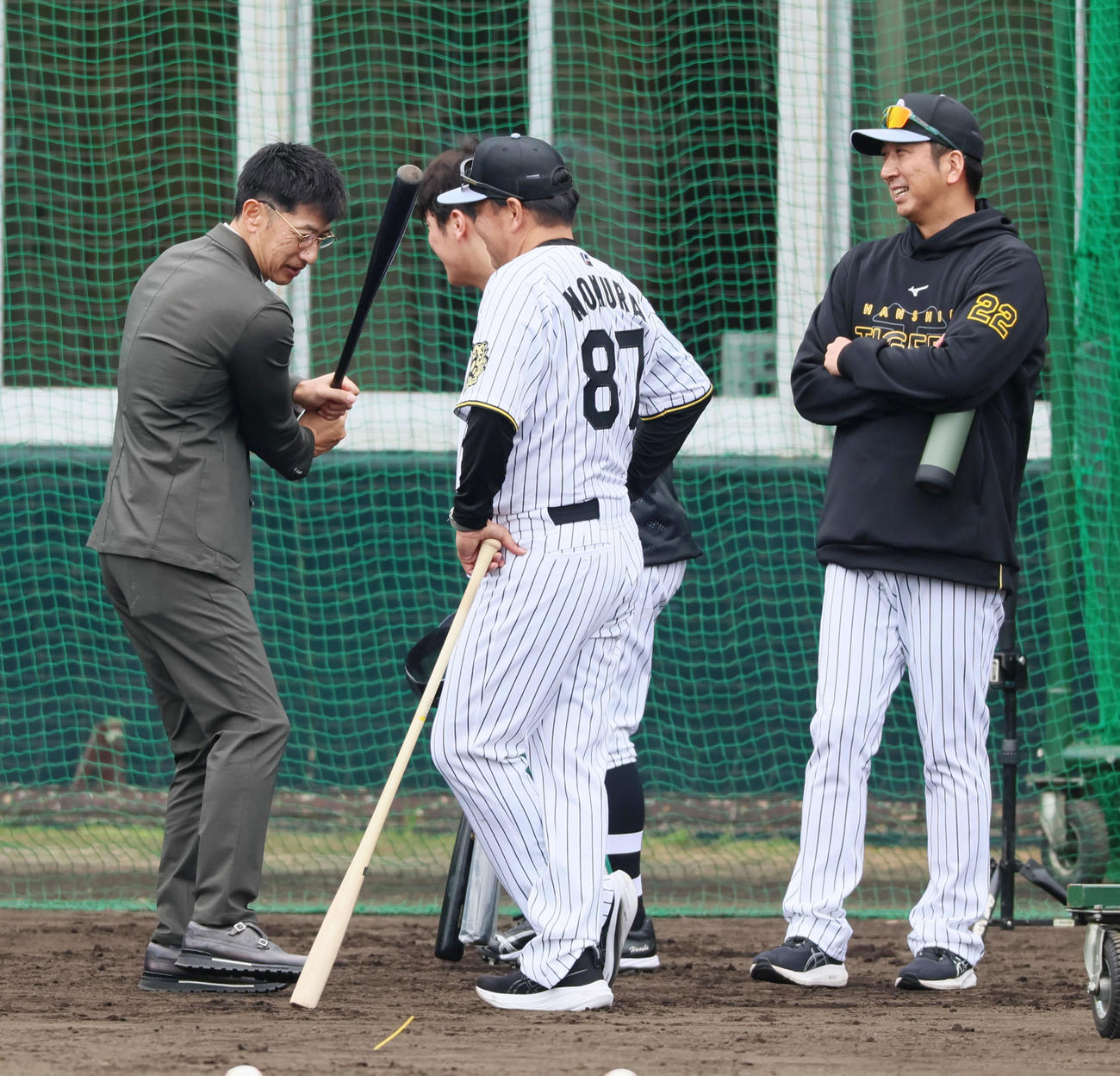 矢野氏(左）と話す藤川監督（2025年2月1日撮影）