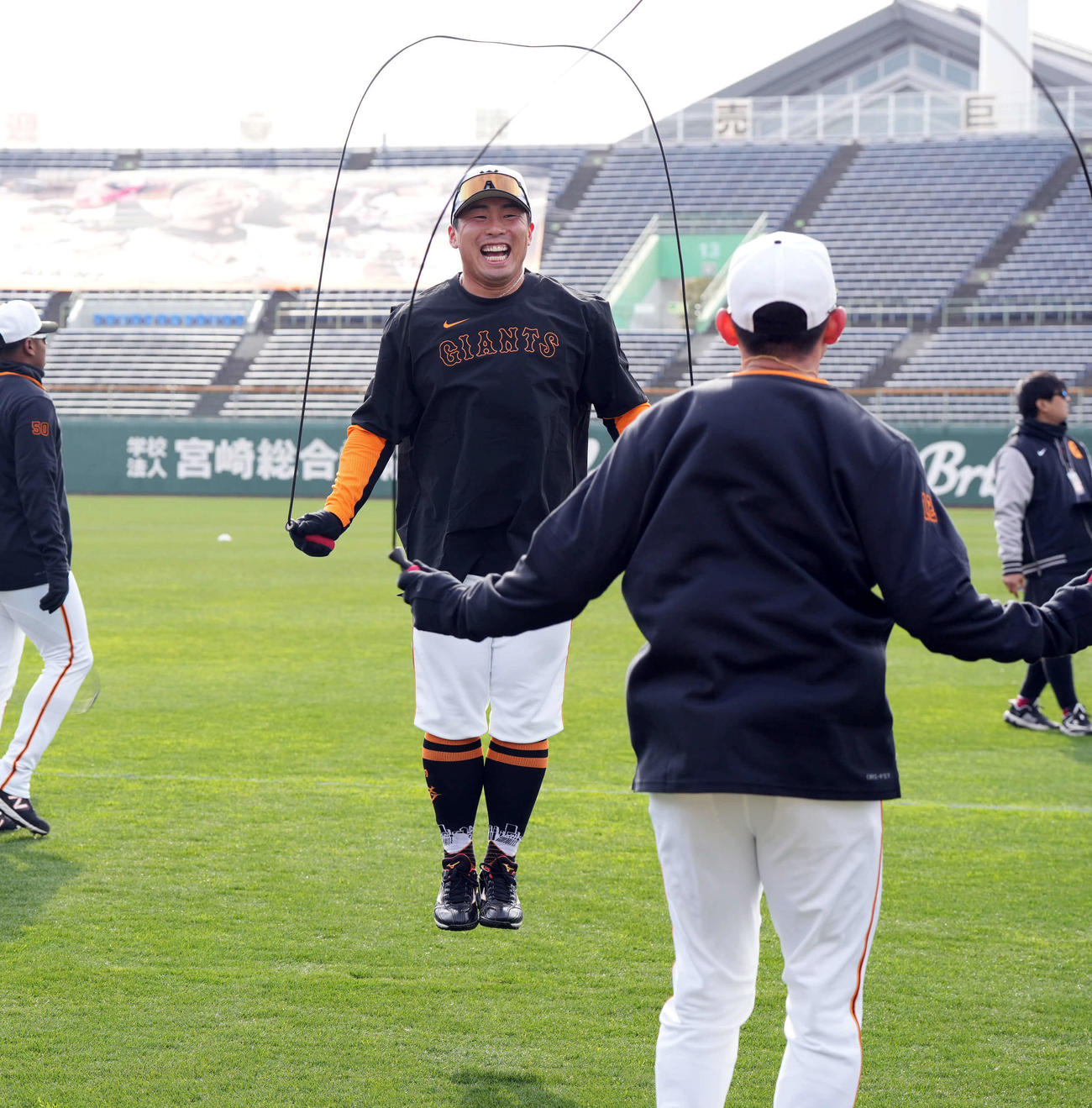 フィジカルトレーニングで笑顔を見せる巨人浅野（撮影・たえ見朱実）