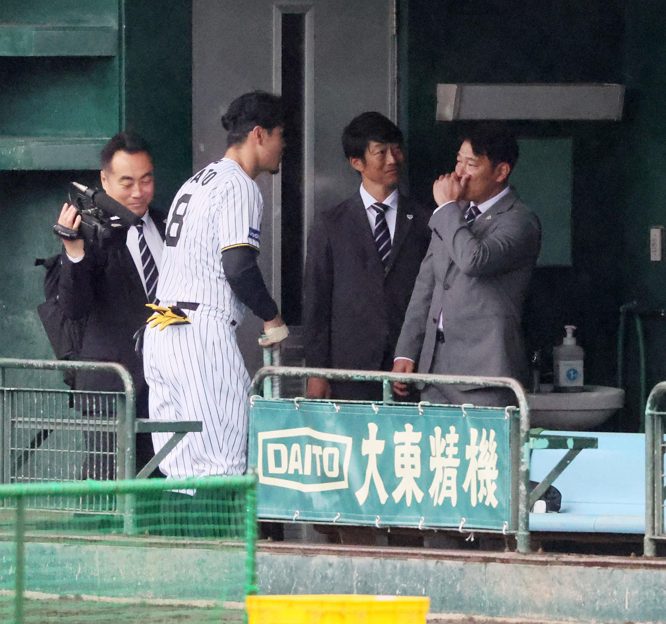 佐藤輝（左）と話す侍ジャパンの井端監督（撮影・加藤哉）