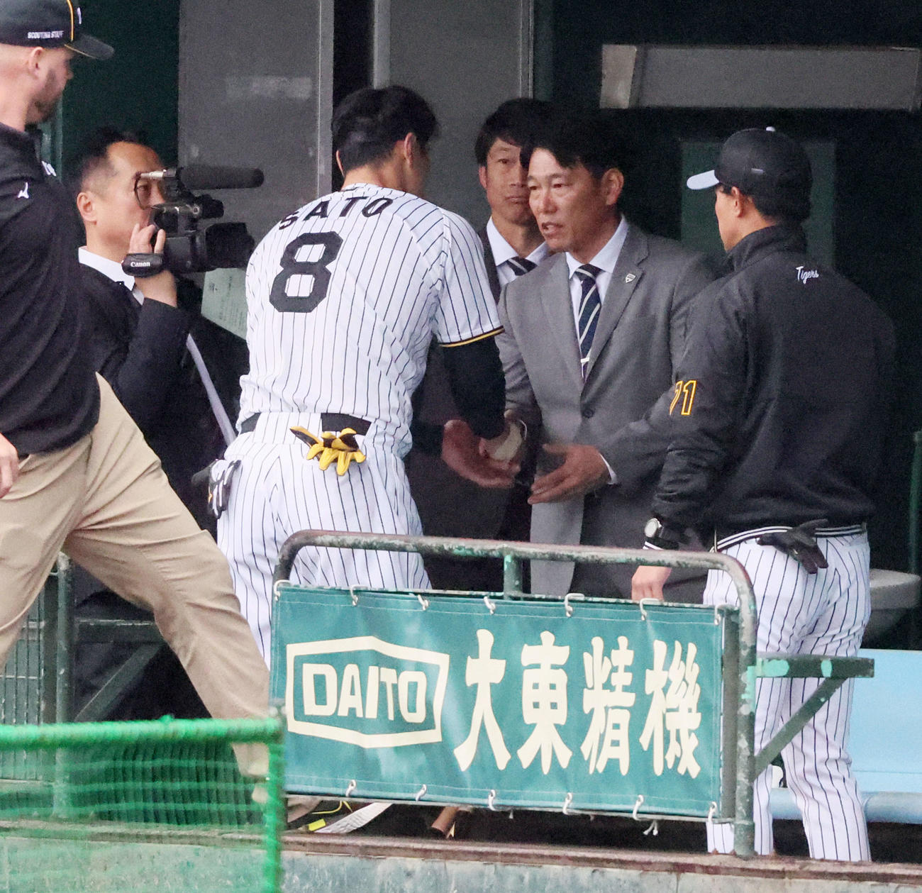 阪神キャンプを訪れた侍ジャパン井端監督（右）は佐藤輝とあいさつを交わす（撮影・加藤哉）