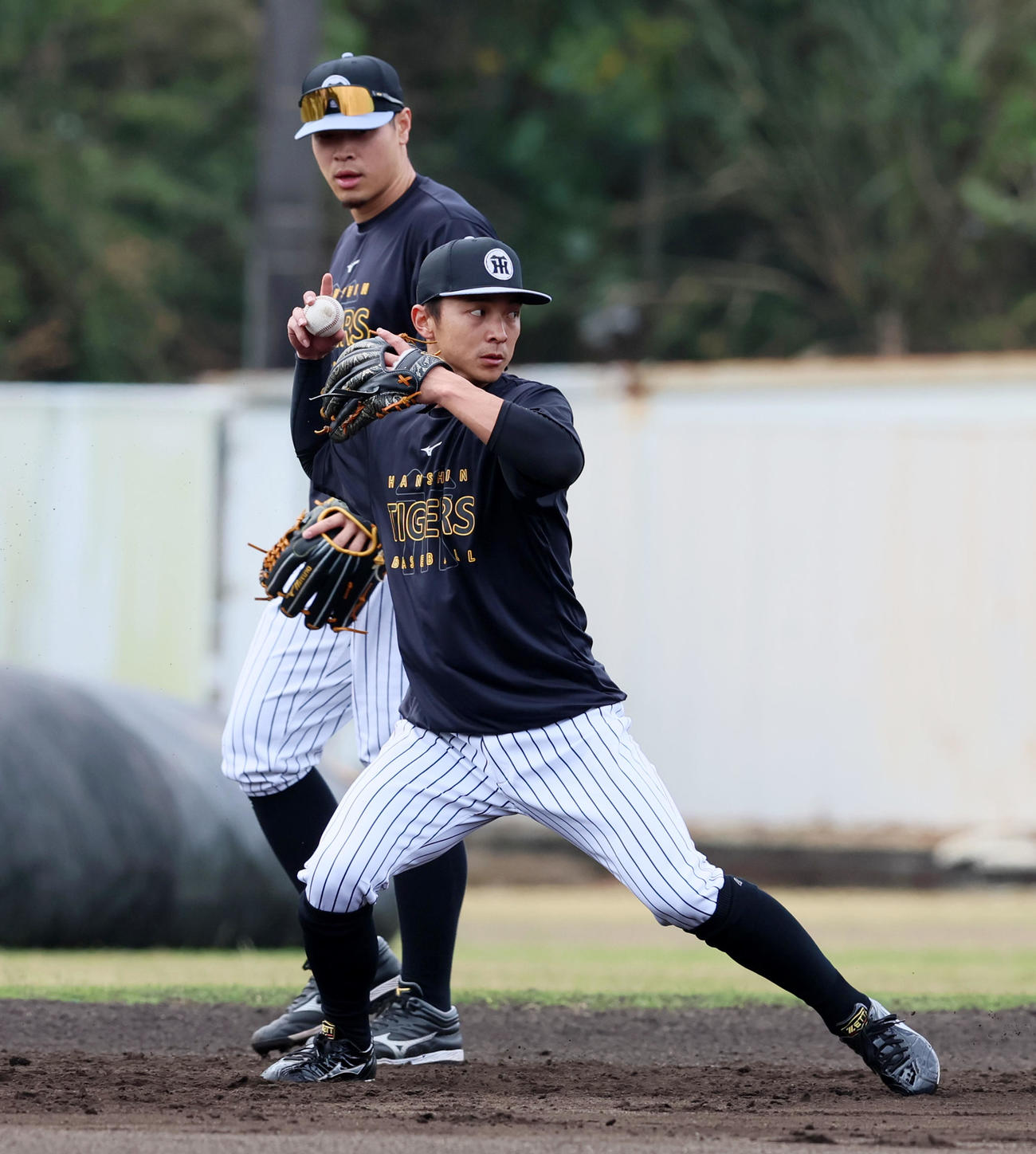 早出特守する熊谷と左は佐藤輝（撮影・加藤哉）