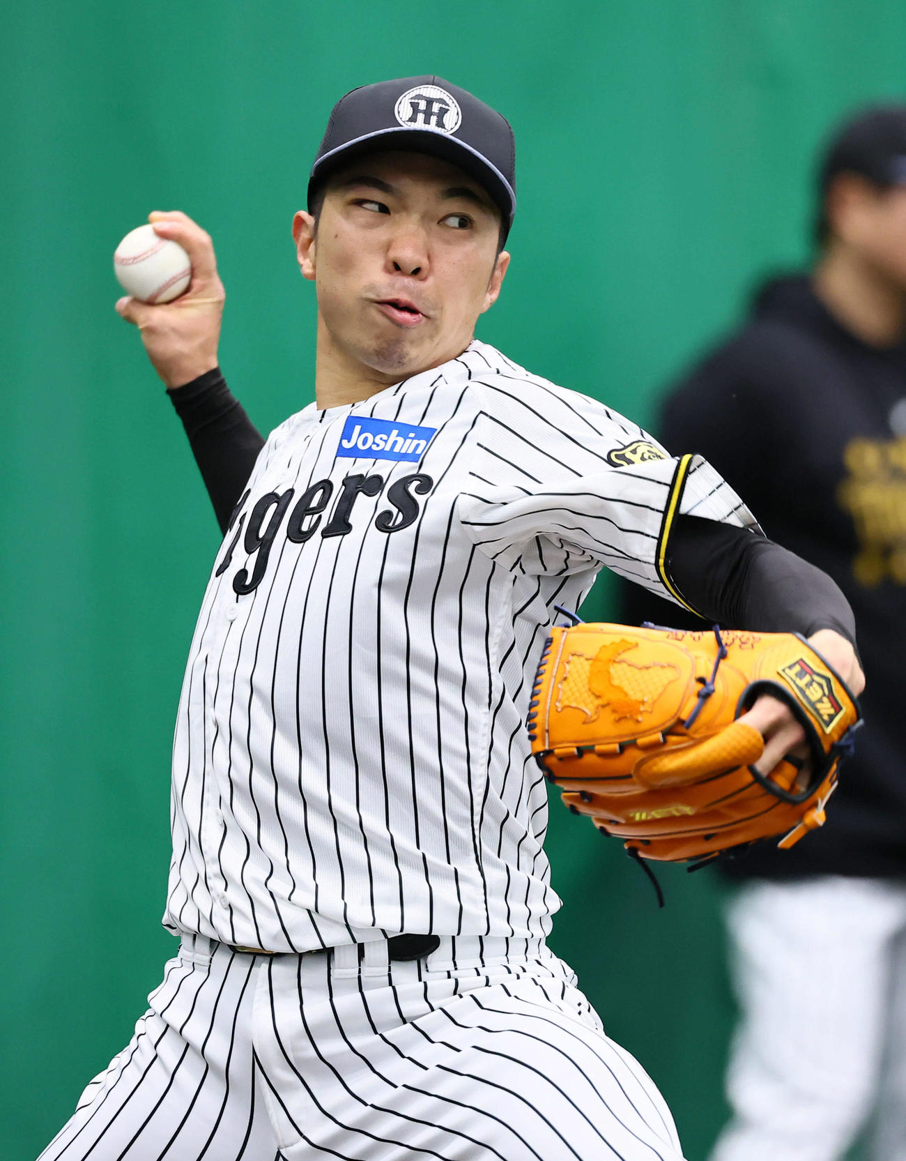 ブルペンで投球練習をする石井（撮影・藤尾明華）