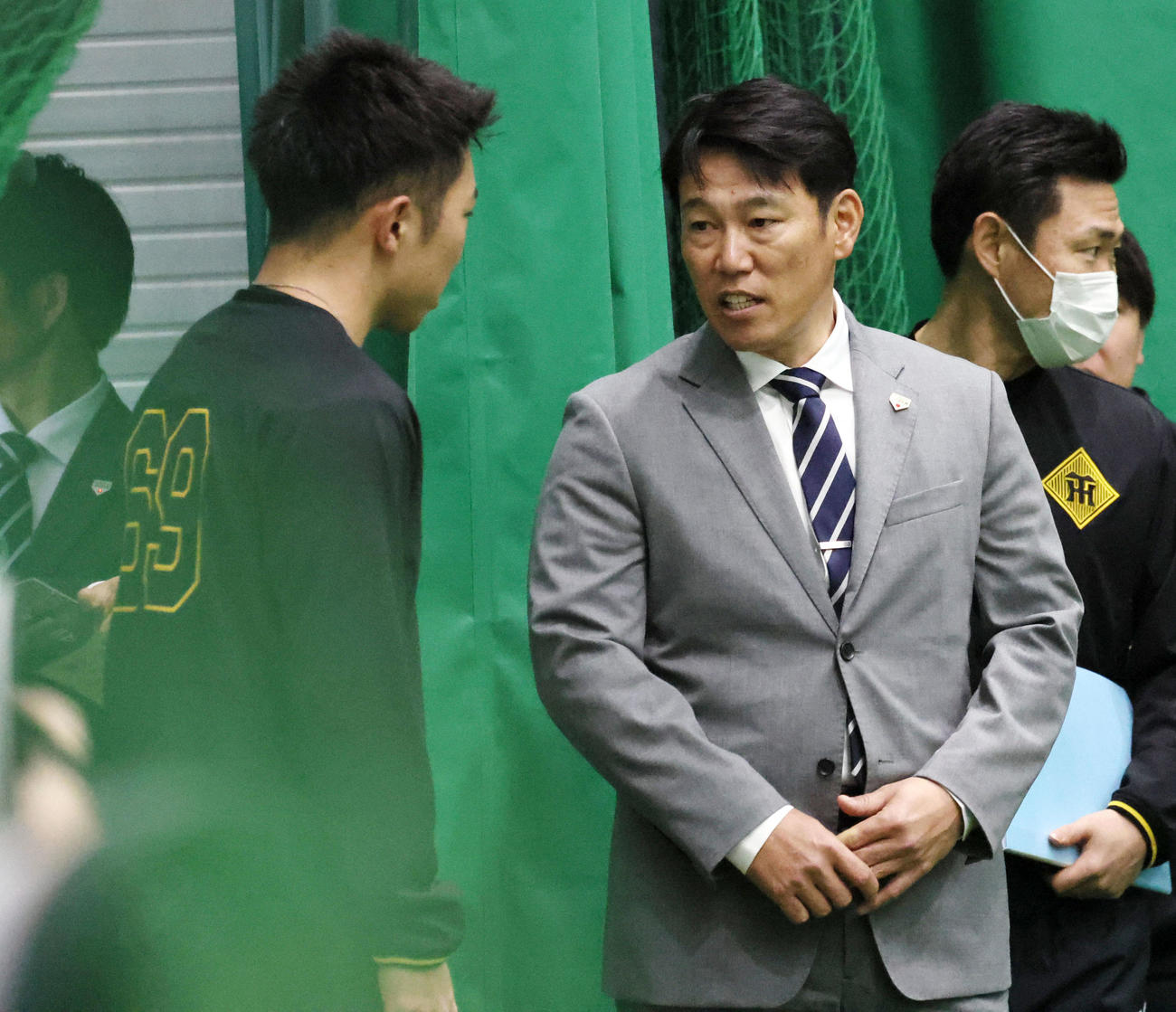 ブルペンで石井（左）と話す侍ジャパン井端監督（撮影・加藤哉）