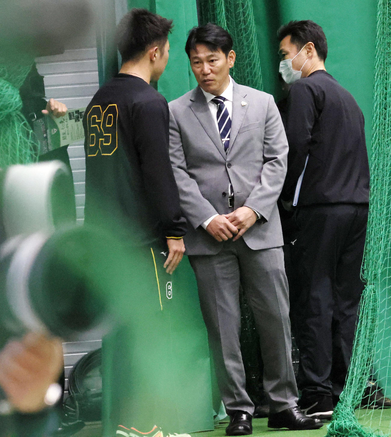 ブルペンで石井（左）と話す侍ジャパンの井端監督（撮影・加藤哉）
