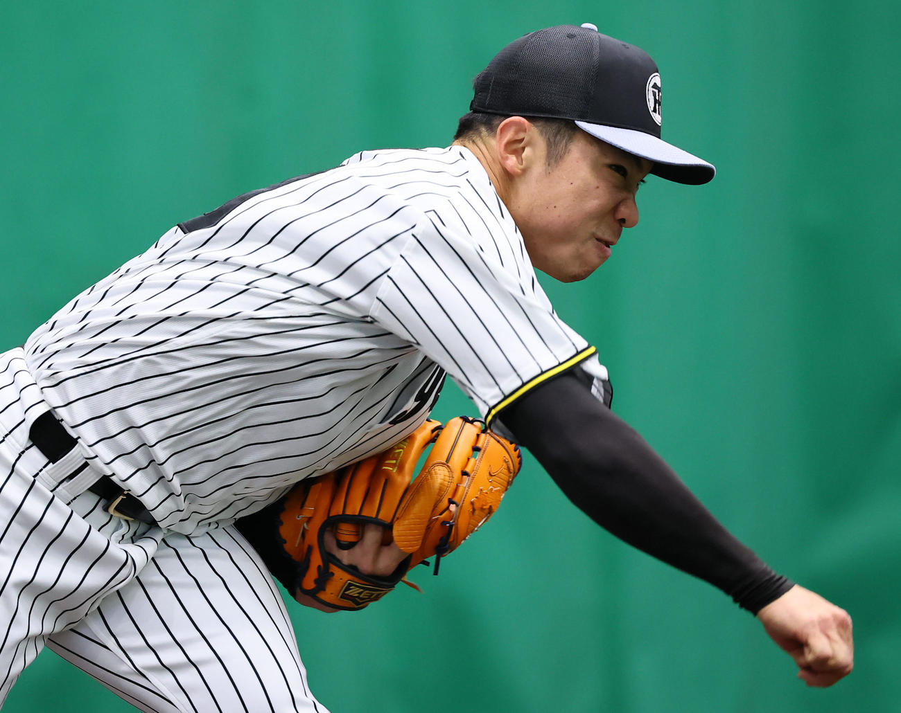 ブルペンで投球練習をする石井（撮影・藤尾明華）