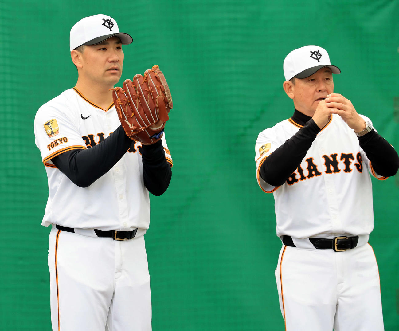 キャンプ3日目、ブルペンで巨人久保巡回投手コーチ（右）と並んで投球動作する田中将（撮影・浅見桂子）