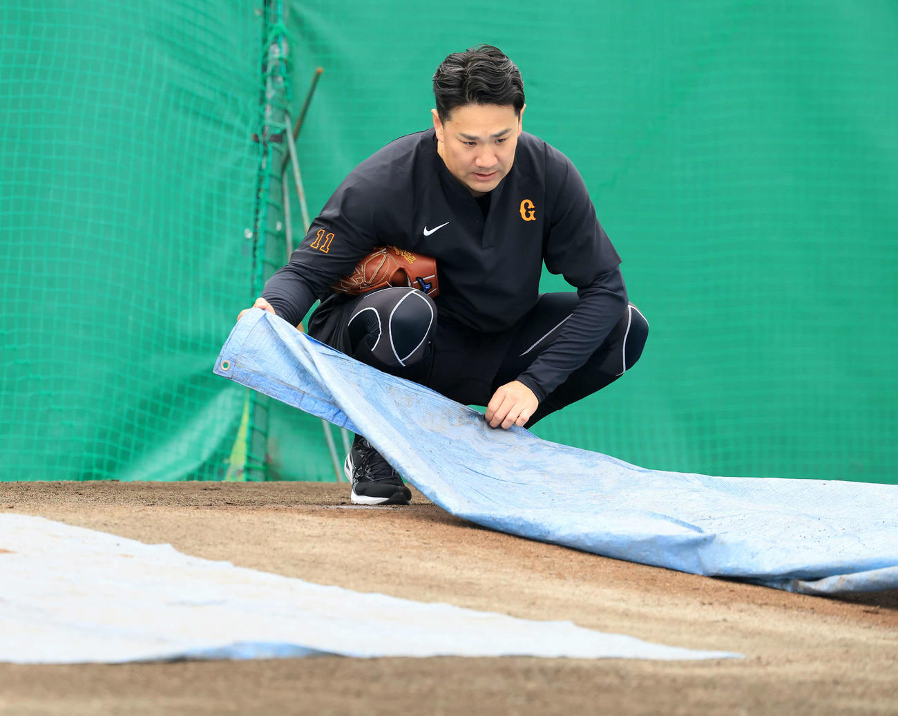 キャンプ3日目、ブルペン投球後、マウンドにシートをかける巨人田中将（撮影・浅見桂子）