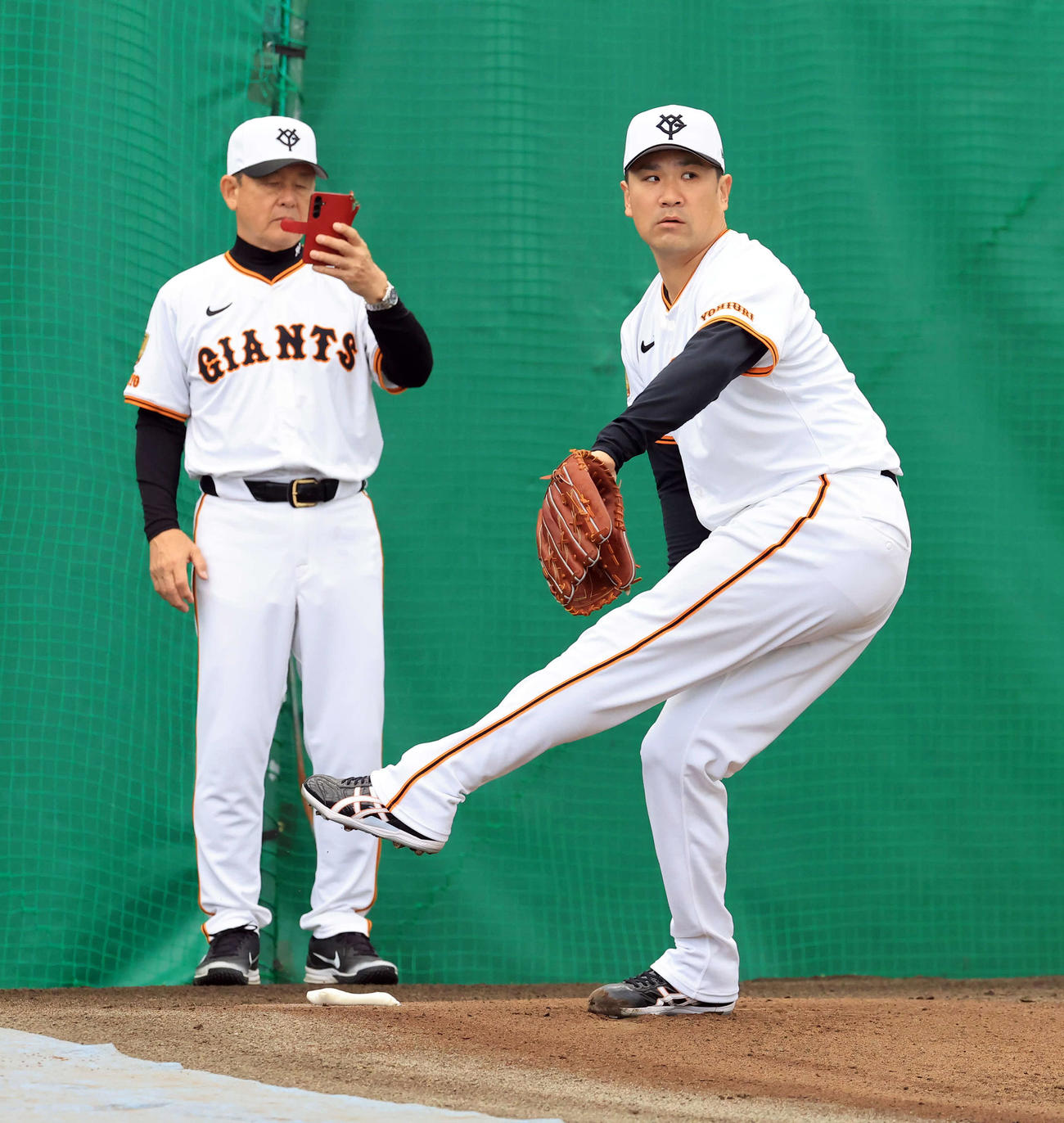 キャンプ3日目、巨人久保巡回投手コーチが見つめる中、ブルペンで投げ込む巨人田中将（撮影・浅見桂子）