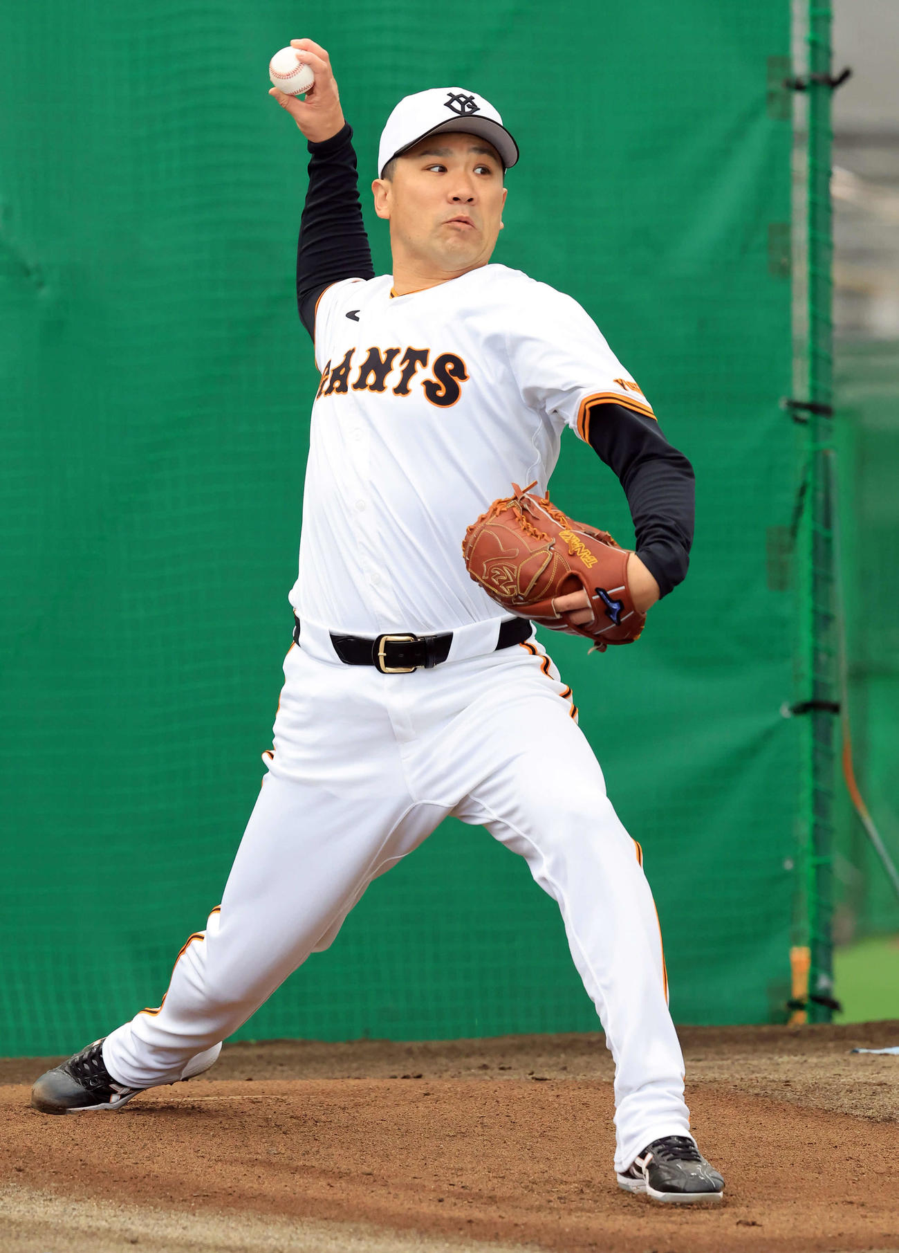 キャンプ3日目、ブルペンで投げ込む巨人田中将（撮影・浅見桂子）