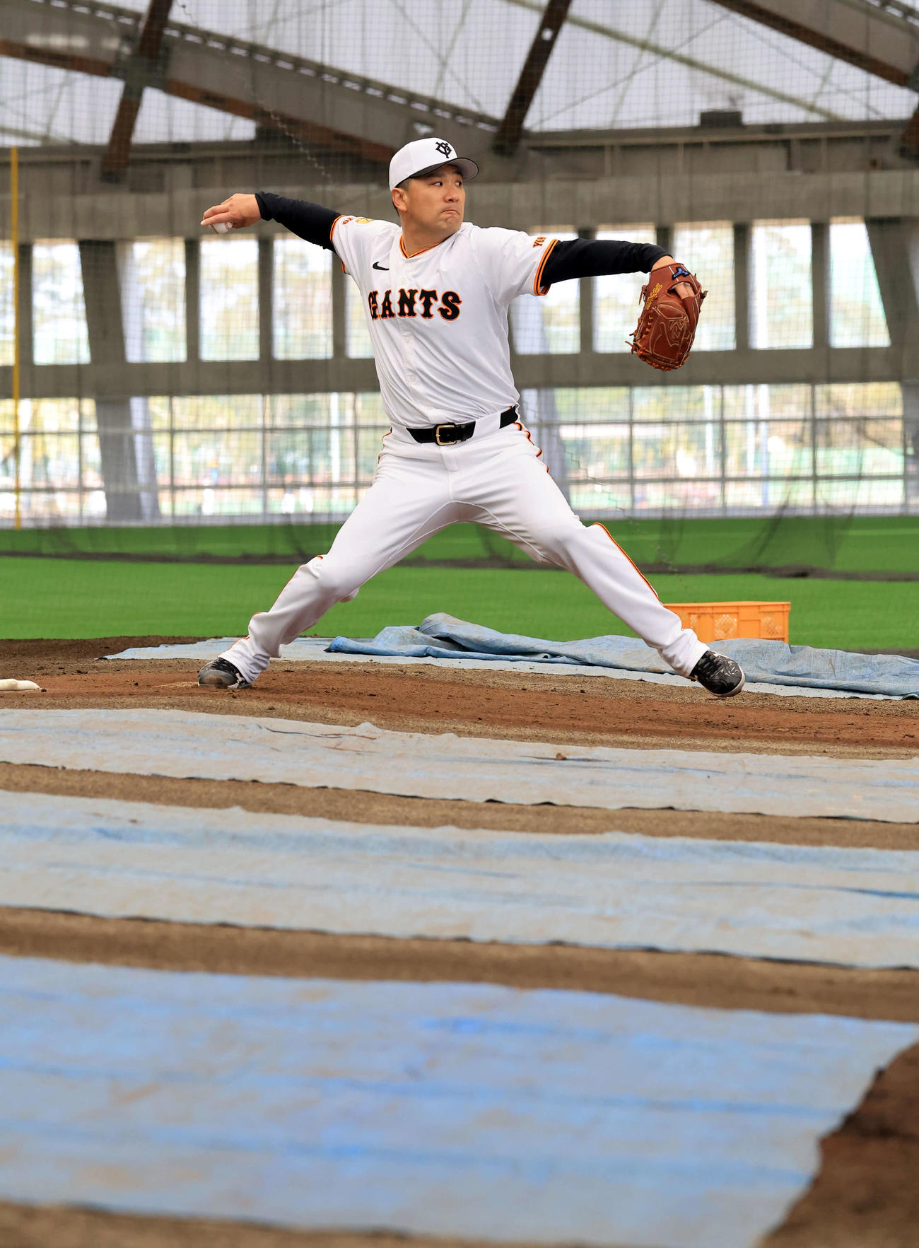 キャンプ3日目、ブルペンで投げ込む巨人田中将（撮影・浅見桂子）