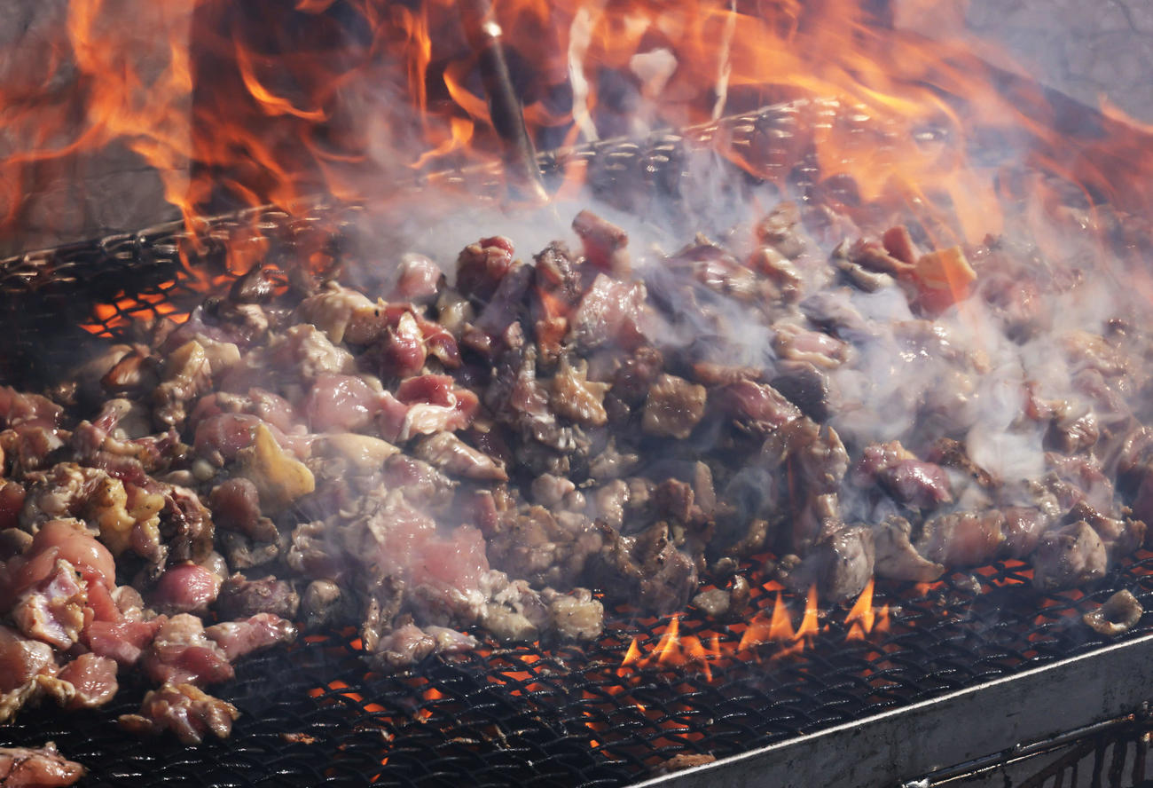 炭火で焼き上がる宮崎地頭鶏（撮影・加藤孝規）