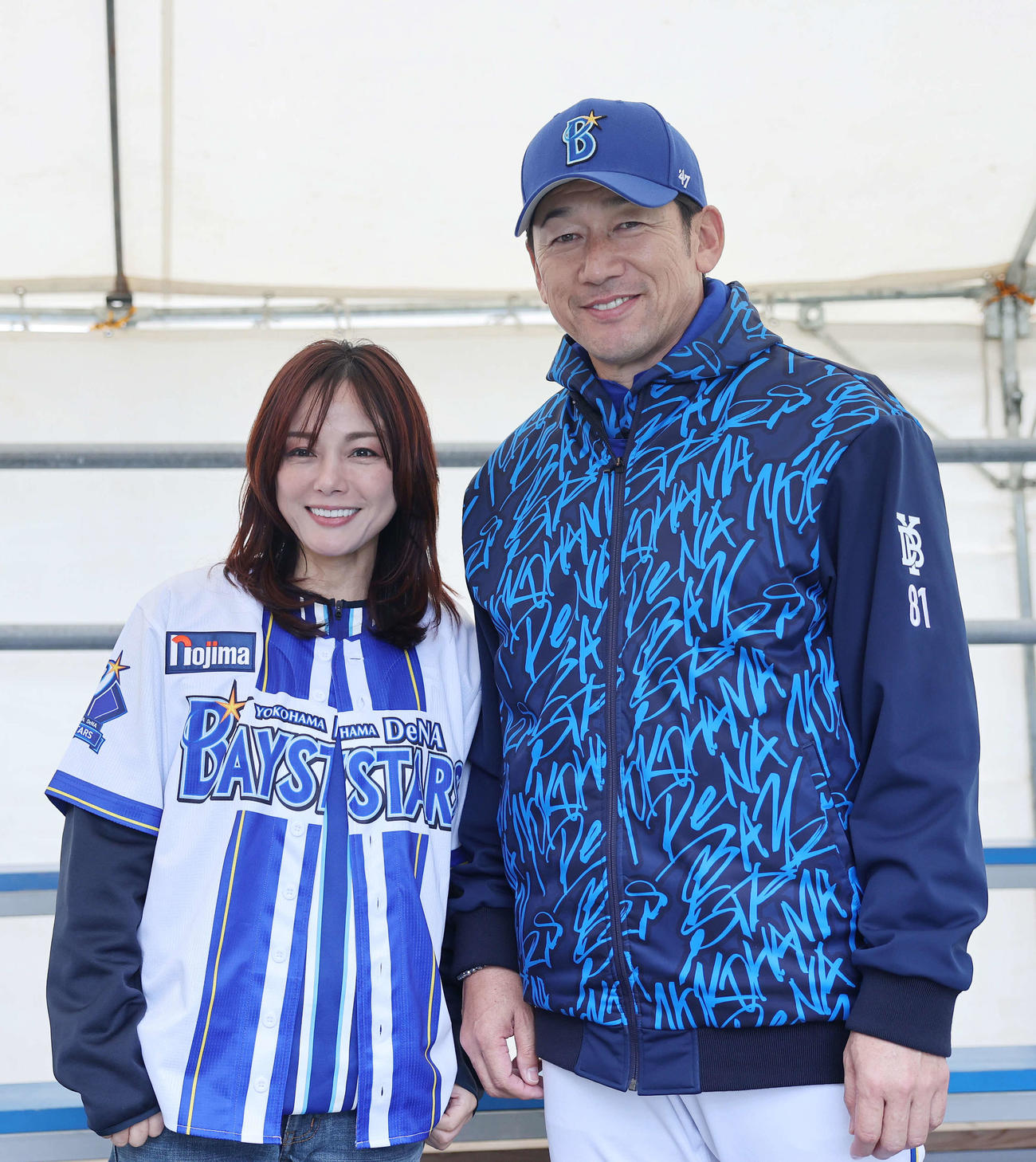 笑顔を見せる相川七瀬（左）とDeNA三浦監督（撮影・鈴木正人）
