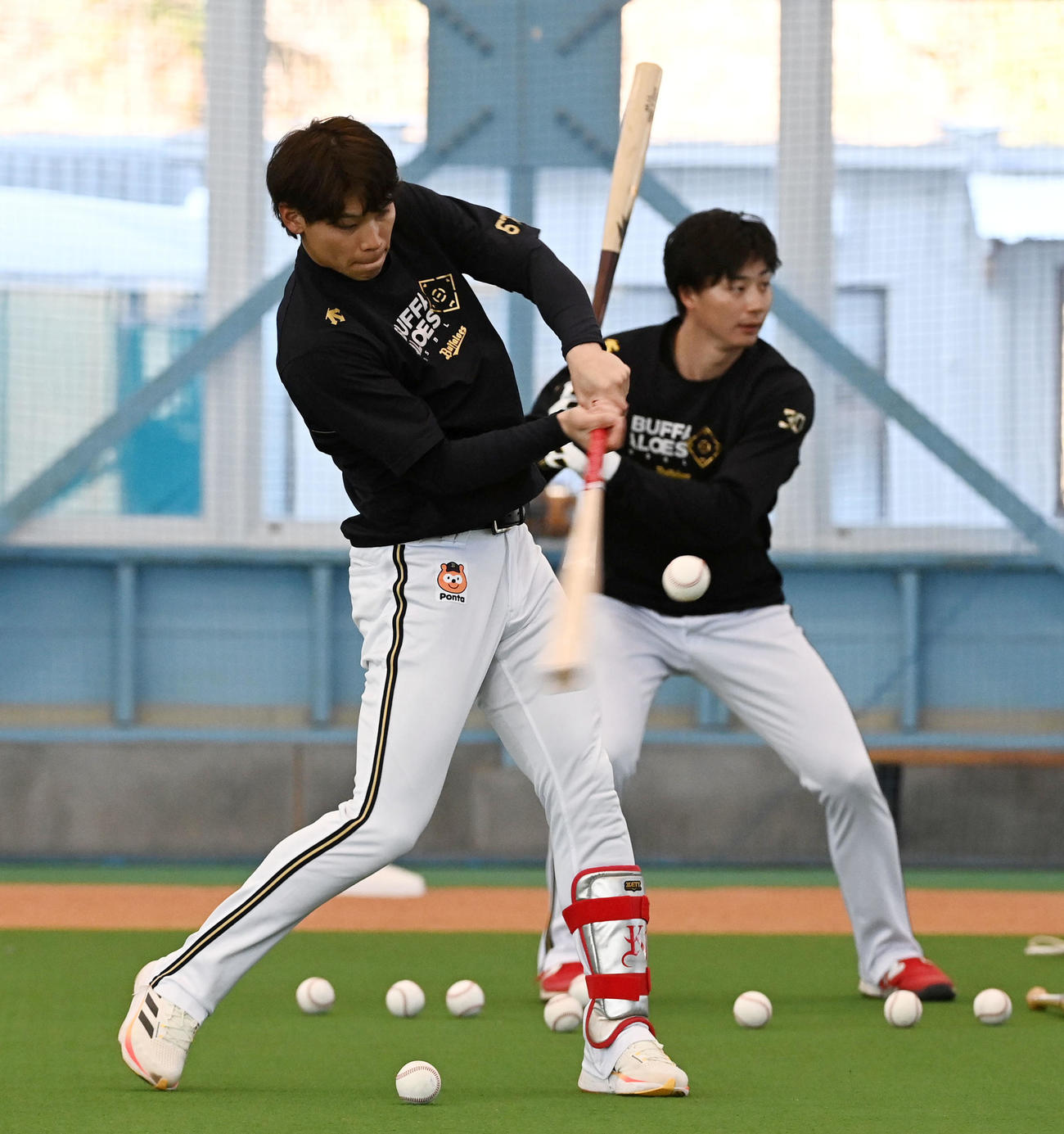早出でティー打撃を行うオリックス中川（左）と広岡（撮影・前岡正明）