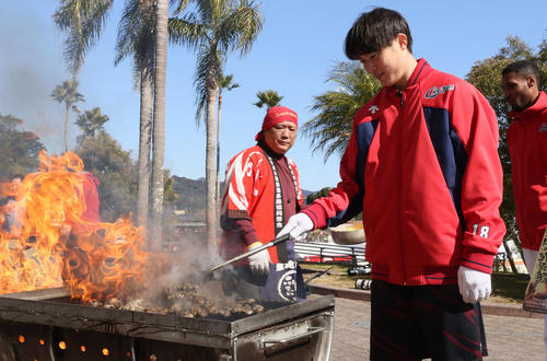 宮崎地頭鶏を炭火で焼く広島森下。右はアドゥワ（撮影・加藤孝規）
