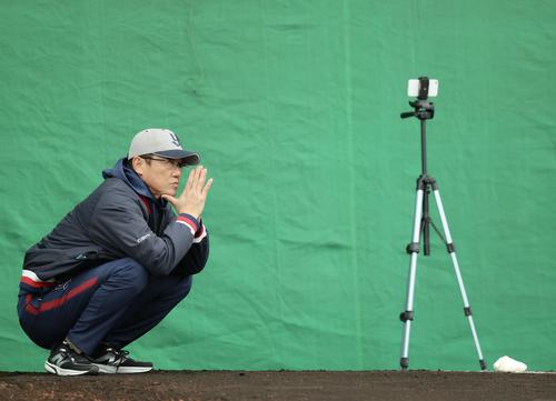 ブルペン投球する選手たちを見る古田氏（撮影・河田真司）