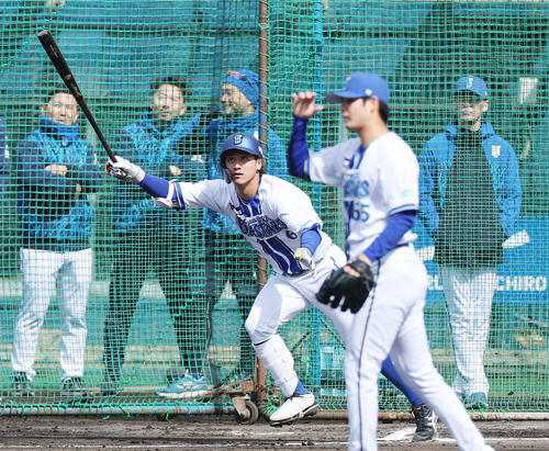 ライブバッチィングで安打を放つDeNA森（撮影・鈴木正人）