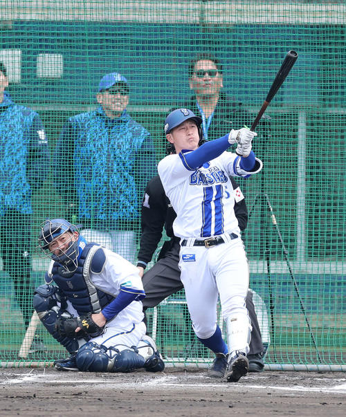 ライブバッチィングで本塁打を放つDeNA松尾（撮影・鈴木正人）