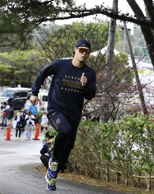 早出で坂道ダッシュする阪神佐藤輝（撮影・藤尾明華）