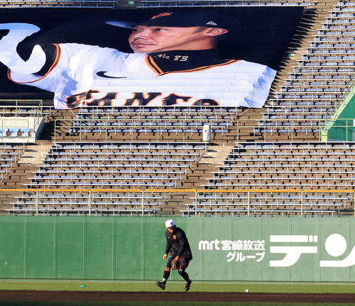 キャンプ4日目、早出練習で、阿部慎之助監督の横断幕の下、もくもくとノックを受ける巨人佐々木（撮影・浅見桂子）