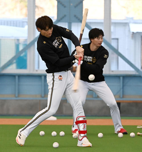 早出でティー打撃を行うオリックス中川（左）と広岡（撮影・前岡正明）