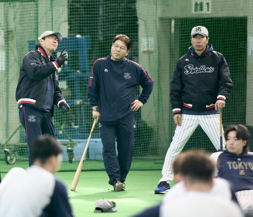 言葉を交わす、左から古田氏、真中氏、ヤクルト高津監督（撮影・河田真司）