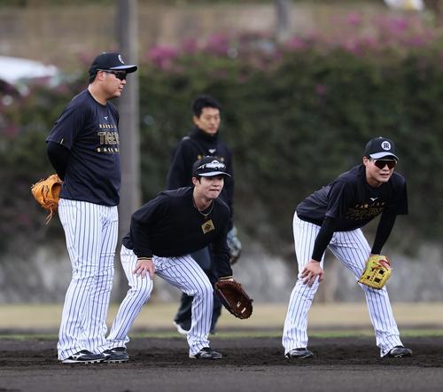 早出で特守をする左から大山、中野、木浪（撮影・藤尾明華）