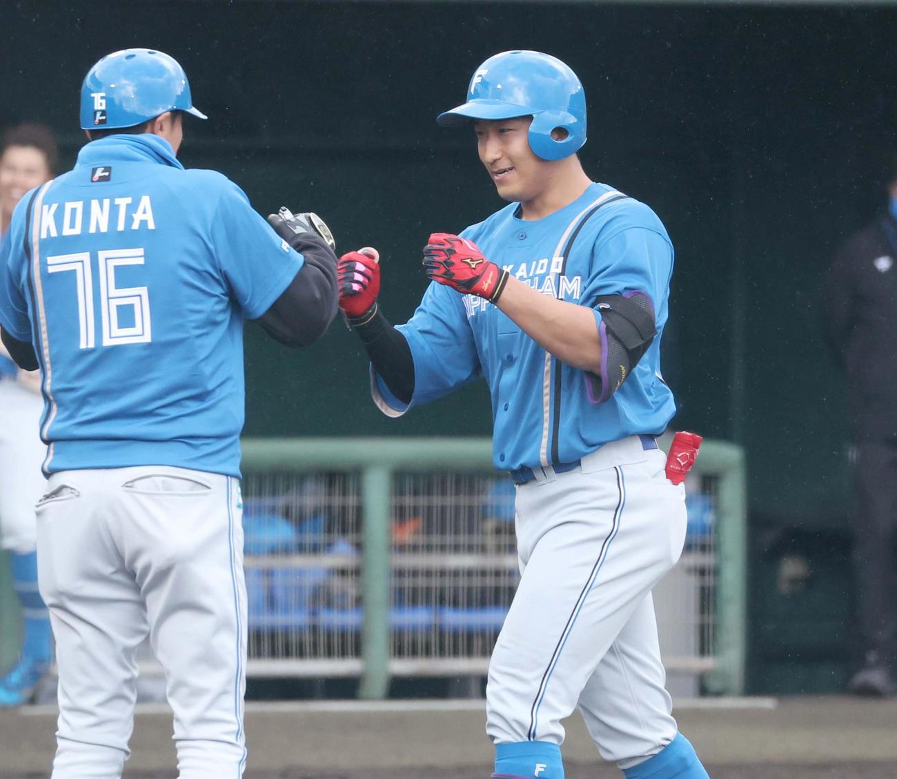 日本ハム紅白戦　4回、左中間に本塁打を放ち紺田コーチとタッチする有薗（撮影・黒川智章）