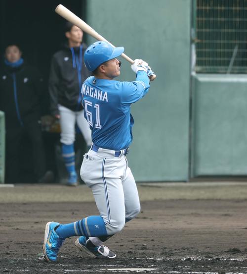 日本ハム紅白戦　3回に左越え本塁打を放つ今川（撮影・黒川智章）