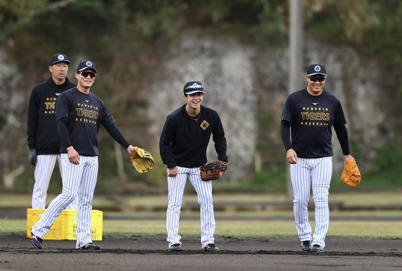 早出で特守をする右から大山、中野、木浪（撮影・藤尾明華）